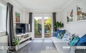 Modern City Centre Apartment. Private Entrance, Garden, Parking, Garage, Quiet Neighbourhood